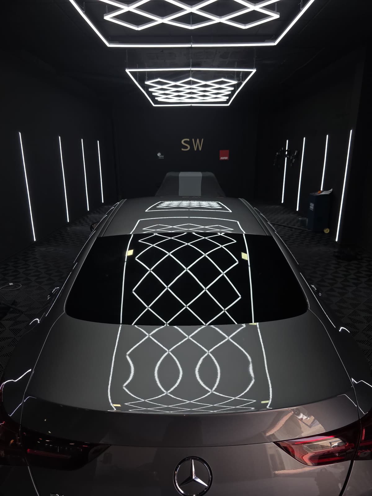 Laboratorio de Corrección de Pintura de SW Studio, con iluminación de plató
