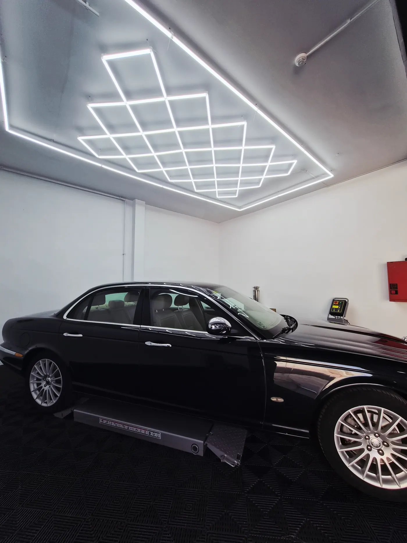 Cámara de curado con temperatura y humedad controladas de SW Studio, con un Jaguar XJ en proceso de curado