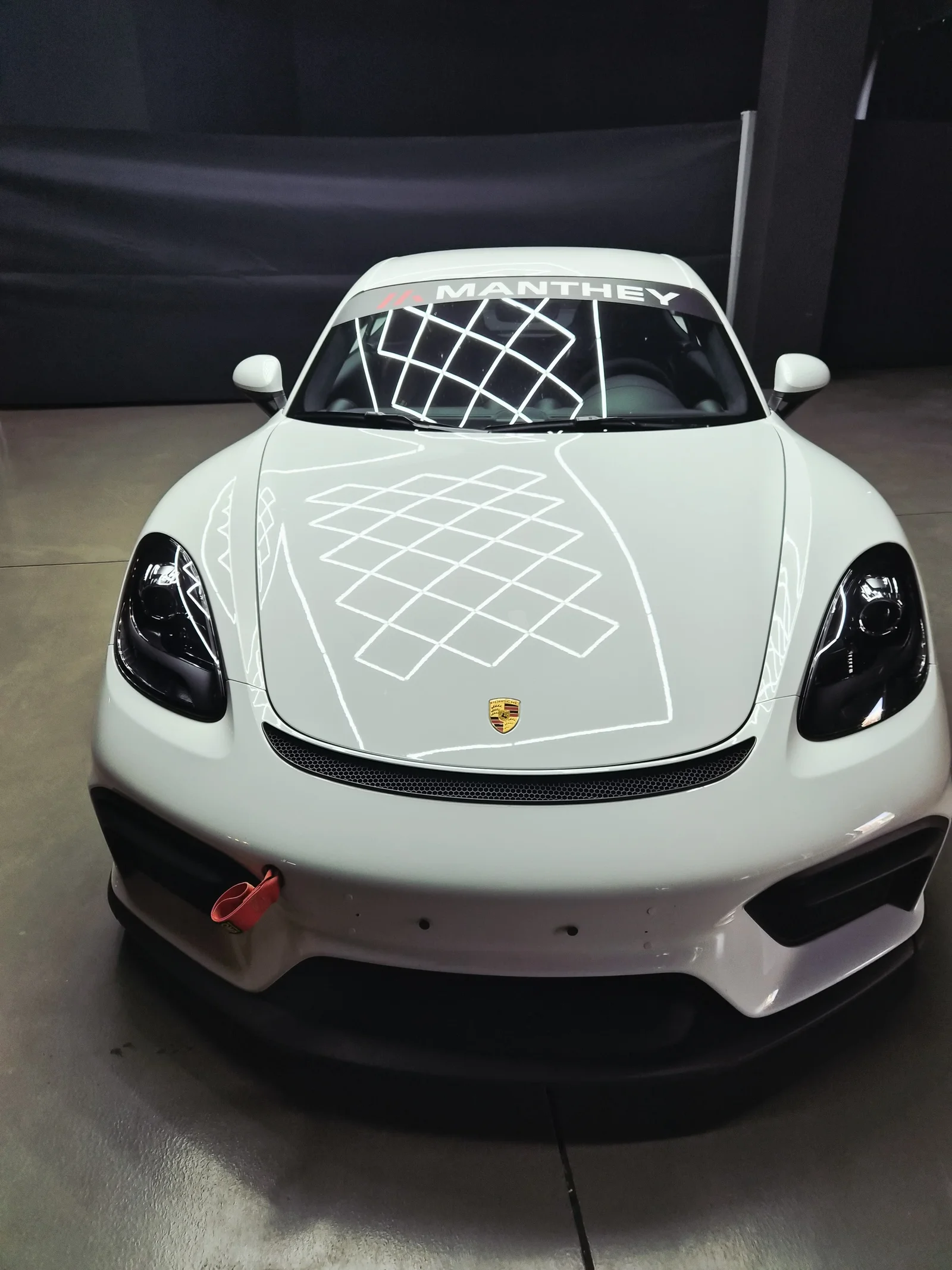 Vista frontal del Porsche 718 Cayman GT4 con kit Manthey en SW Studio