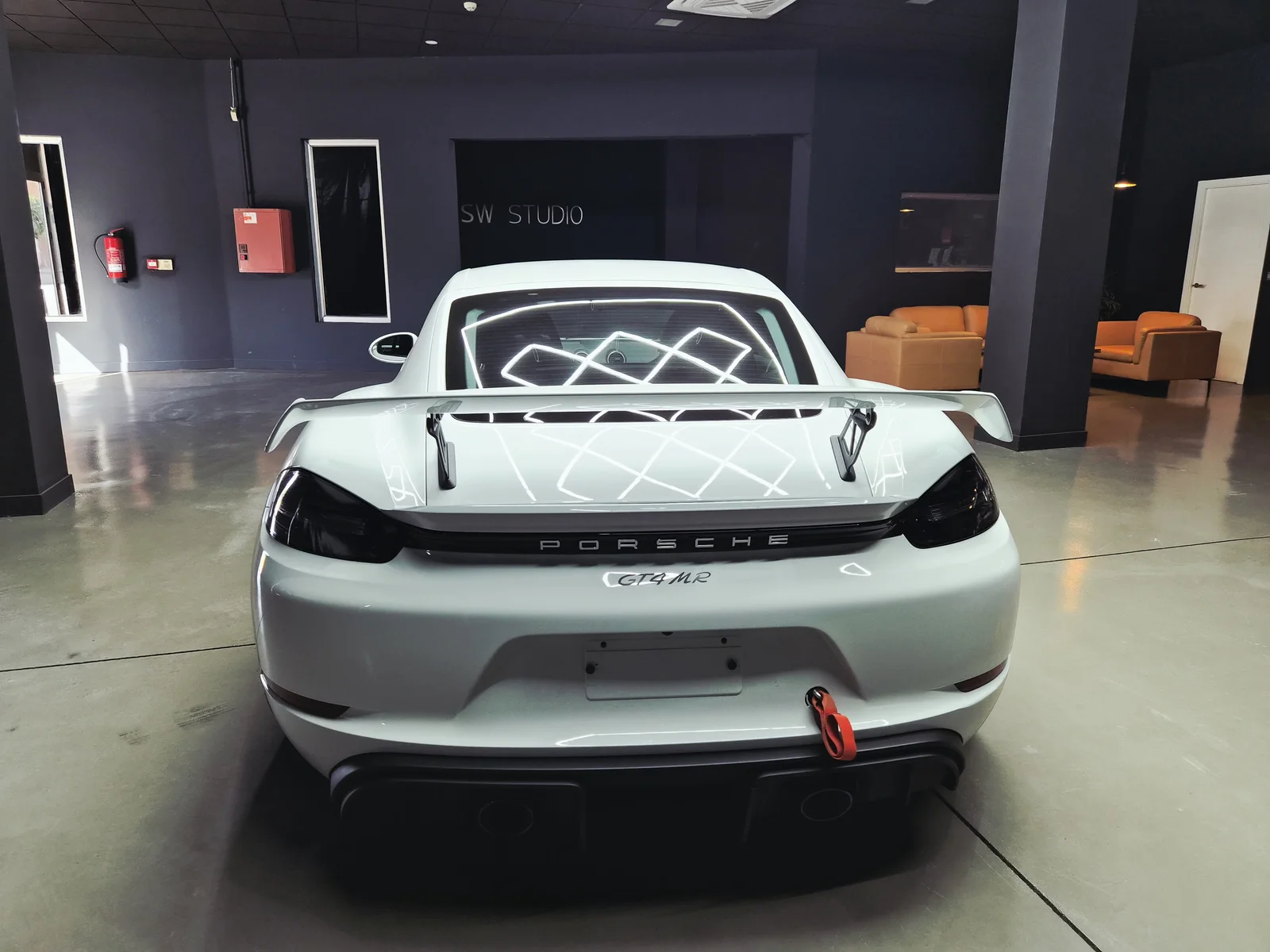 Vista trasera del Porsche 718 Cayman GT4 con kit Manthey en SW Studio