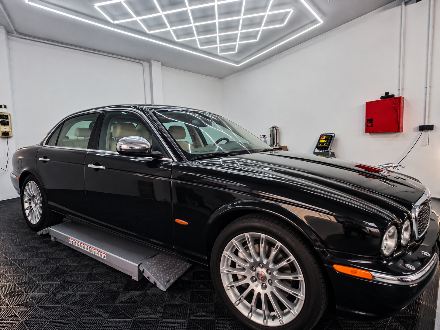 El Jaguar de Fred en SW Studio, bajo la iluminación de inspección
