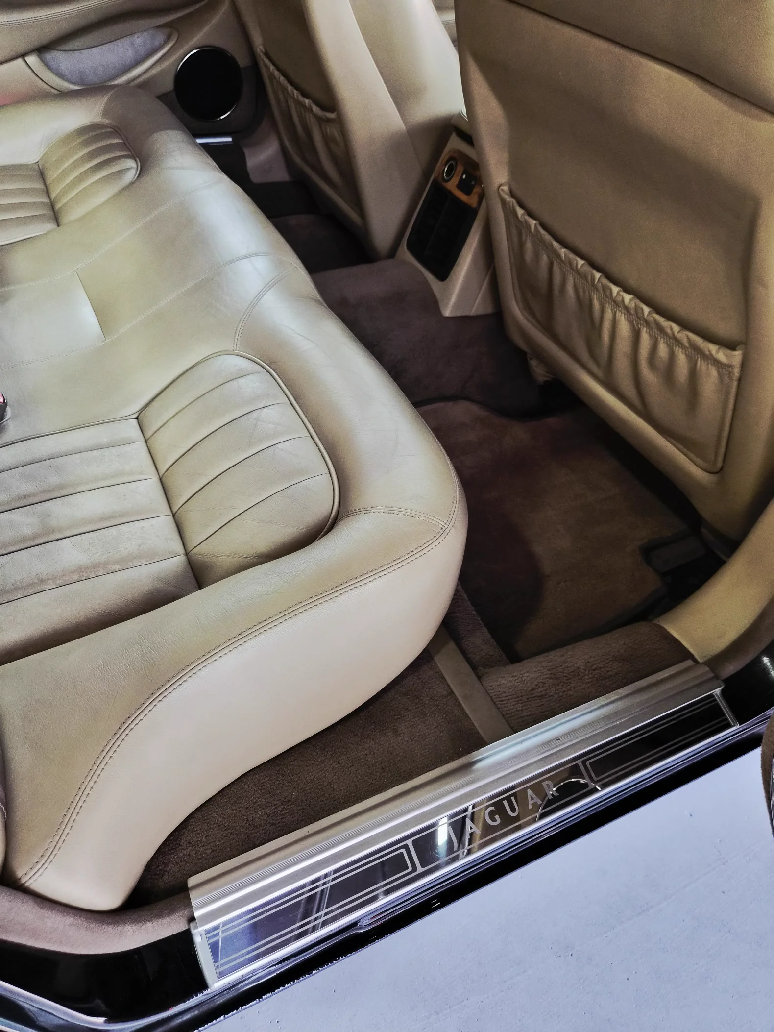 Asientos traseros del Jaguar XJ en SW Studio