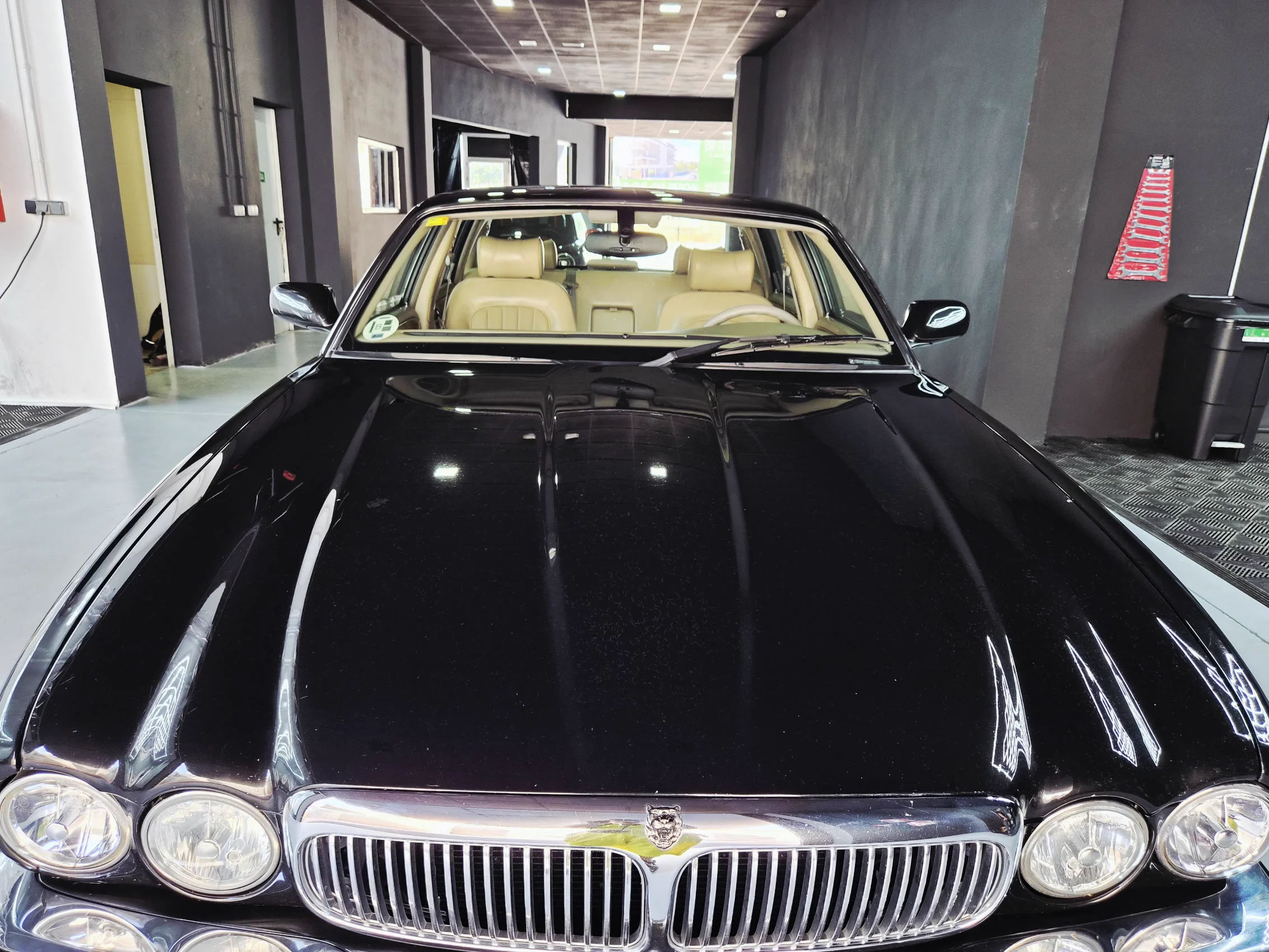Frontal del Jaguar XJ en SW Studio