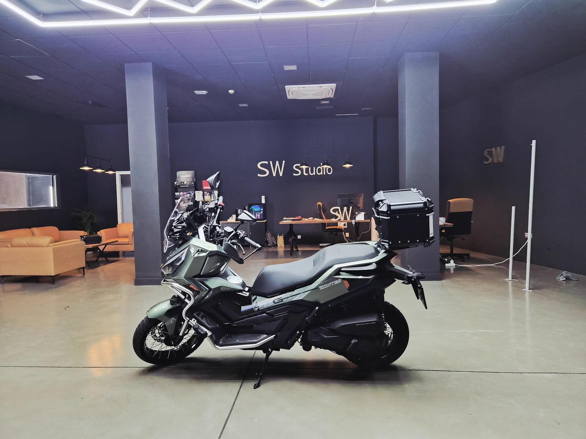 Perfil de la moto protegida con cerámico en el showroom de SW Studio