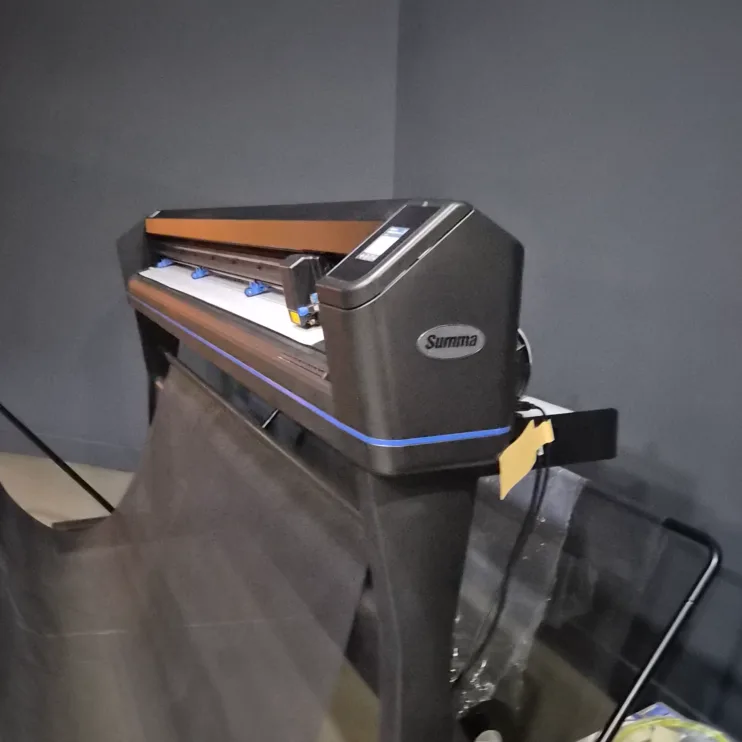 Plotter de corte digital Summa cargado con film PPF en el taller de SW Studio