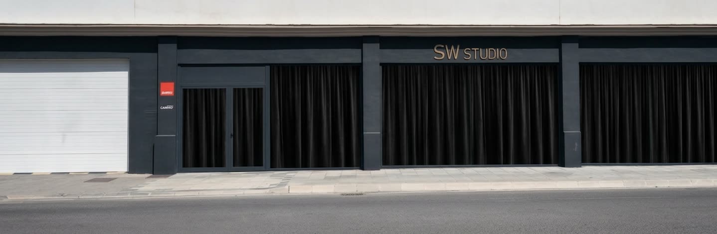 Die Fassade von SW Studio in Vélez-Málaga mit schwarzen Vorhängen. Foto: Axarquía Plus